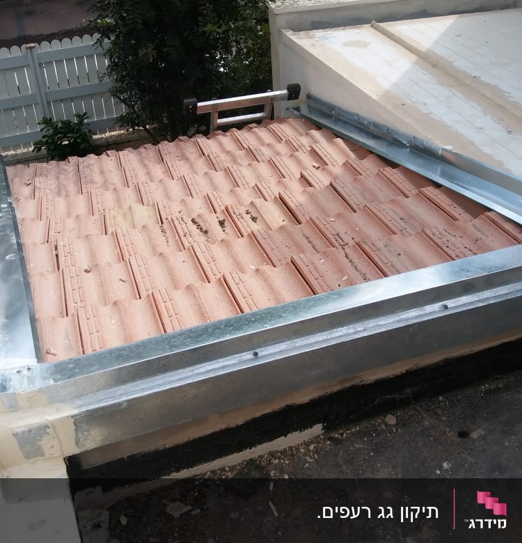 גג רעפים עם מסגרת מתכת, סולם בצד